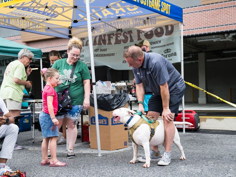 A family meets a bulldog at Grainfest on Main Street